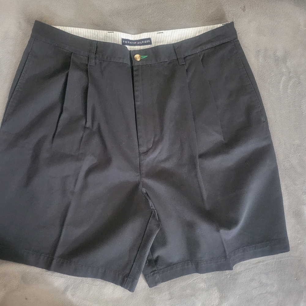 BLACK TOMMY HILFIGER KHAKI SHORTS SIZE 38